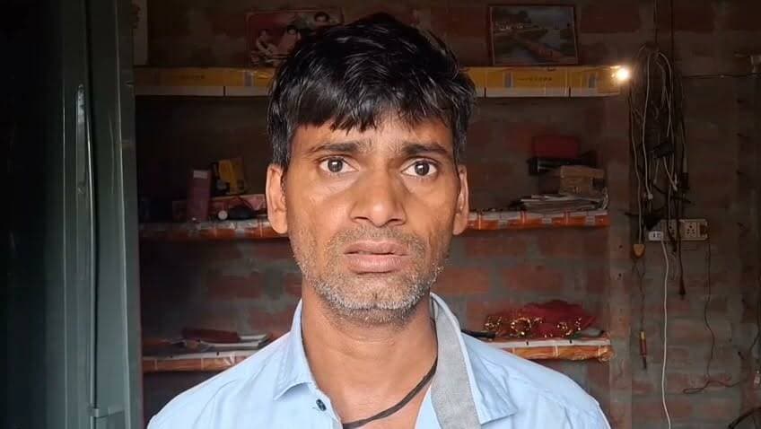 #कालपी में बेखौफ चोरों का आतंक!
➡️ सूने मकान को निशाना बनाकर लाखों रुपये की नकदी और जेवरात चोरी।
➡️ पीड़ित परिवार ने करीब ₹6 लाख के नुकसान का दावा किया, पुलिस जांच में जुटी।
➡️ लगातार हो रही चोरी की घटनाओं से नगरवासियों में दहशत और आक्रोश।
➡️ स्थानीय लोगों के अनुसार अपराधियों में पुलिस का खौफ कम होता नजर आ रहा है।
➡️ कई पुराने चोरी और लूट के मामलों के खुलासे को लेकर भी सवाल उठ रहे हैं।
➡️ पुलिस ने मौके का निरीक्षण कर अज्ञात चोरों की तलाश शुरू कर दी है।
➡️ मामले की जांच जारी है, पुलिस का विस्तृत पक्ष सामने आना बाकी है।
➡️ अब सबकी नजर इस बात पर है कि चोर कब गिरफ्तार होंगे और चोरी का माल कब बरामद होगा?
#BreakingNews #BigBreaking #Kalpi #Jalaun
#कालपी #जालौन #CrimeNews #चोरी #Theft #उत्तरप्रदेश #UPPolice #Police #LawAndOrder #Crime #HindiNews #ViralNews #LocalNews #Urai #Bundelkhand #KalpiNews #JalaunNews #PoliceInvestigation #LatestNews #SonuMaharaj #क्राइम_रिपोर्टर #ब्रेकिंग_न्यूज #उत्तर_प्रदेश #अपराध