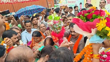 हरदोई में भाजपा क्षेत्रीय अध्यक्ष अवधेश द्विवेदी का ऐतिहासिक स्वागत, कार्यकर्ताओं के उत्साह और शक्ति प्रदर्शन से गूंजा जनपद
.
#हरदोई: भारतीय जनता पार्टी के क्षेत्रीय अध्यक्ष अवधेश द्विवेदी के जनपद में प्रथम आगमन पर सोमवार को पूरे जिले में उत्साह, जोश और संगठनात्मक एकजुटता का अभूतपूर्व नजारा देखने को मिला। लगातार हो रही बारिश भी भाजपा कार्यकर्ताओं के उत्साह को कम नहीं कर सकी। जिले की सीमा से लेकर प्रताप नगर चौराहा स्थित एसके लॉन तक जगह-जगह भव्य स्वागत, पुष्पवर्षा, माल्यार्पण और स्मृति चिह्न भेंट कर क्षेत्रीय अध्यक्ष का अभिनंदन किया गया।
हरदोई-सीतापुर मार्ग पर बरगदिया गांव के समीप जनपद की सीमा पर भाजपा पदाधिकारी, जनप्रतिनिधि और सैकड़ों कार्यकर्ता कई घंटे पहले से ही क्षेत्रीय अध्यक्ष के स्वागत के लिए डटे रहे। बारिश के बीच छातों का सहारा लेकर कार्यकर्ताओं ने अपने नेता के स्वागत में पूरी ऊर्जा के साथ इंतजार किया। इस दौरान पुलिस प्रशासन भी सुरक्षा व्यवस्था को लेकर पूरी तरह मुस्तैद दिखाई दिया।
बताते चलें कि नैमिषारण्य में मां ललिता देवी के दर्शन एवं पूजा-अर्चना के बाद हरदोई पहुंचे क्षेत्रीय अध्यक्ष अवधेश द्विवेदी का क्षेत्रीय विधायक रामपाल वर्मा, संडीला विधायक अलका अर्कवंशी, भाजपा जिलाध्यक्ष अजीत सिंह 'बब्बन' सहित अनेक जनप्रतिनिधियों और वरिष्ठ नेताओं ने फूल-मालाओं से जोरदार स्वागत किया। इसके बाद स्वागत का सिलसिला लगातार जारी रहा और काफिला जहां-जहां पहुंचा, वहां पहले से मौजूद स्थानीय नेताओं और कार्यकर्ताओं ने अपने समर्थकों के साथ उनका अभिनंदन किया।
ढोल-नगाड़ों की गूंज, "भारत माता की जय", "भारतीय जनता पार्टी जिंदाबाद" और "अवधेश द्विवेदी जिंदाबाद" जैसे नारों से पूरा वातावरण भाजपा के रंग में रंगा नजर आया। समर्थकों में अपने-अपने नेताओं के प्रति भी विशेष उत्साह दिखाई दिया और पूरे मार्ग पर संगठन की एकजुटता एवं जनाधार का प्रभावी प्रदर्शन देखने को मिला।
क्षेत्रीय अध्यक्ष के आगमन को लेकर पिछले दो दिनों से पूरे मार्ग को आकर्षक ढंग से सजाया गया था। सड़क किनारे भाजपा के झंडों, स्वागत द्वारों, बैनरों और होर्डिंगों की भरमार रही। स्थानीय नेताओं के स्वागत संदेशों से सजे बड़े-बड़े होर्डिंग संगठन की सक्रियता और कार्यकर्ताओं के समर्पण का संदेश दे रहे थे।
शाम लगभग पांच बजे हरदोई जनपद की सीमा में प्रवेश करते ही क्षेत्रीय अध्यक्ष का स्वागत समारोह और अधिक भव्य हो गया। कार्यकर्ताओं का उत्साह देखते ही बन रहा था। पूरे मार्ग पर फूलों की वर्षा, माल्यार्पण और जयघोष के बीच काफिला प्रताप नगर चौराहा स्थित एसके लॉन पहुंचा, जहां बड़ी संख्या में मौजूद कार्यकर्ताओं ने तालियों की गड़गड़ाहट के साथ उनका अभिनंदन किया।
अपने संबोधन में क्षेत्रीय अध्यक्ष अवधेश द्विवेदी ने सभी कार्यकर्ताओं का आभार व्यक्त करते हुए कहा कि हरदोई के कार्यकर्ताओं का यह स्नेह और सम्मान उन्हें नई ऊर्जा प्रदान करता है। उन्होंने कहा कि भाजपा का प्रत्येक कार्यकर्ता संगठन की सबसे बड़ी ताकत है और इसी समर्पण के बल पर पार्टी निरंतर आगे बढ़ रही है।
उन्होंने आगामी 2027 के विधानसभा चुनाव का उल्लेख करते हुए कार्यकर्ताओं में नया उत्साह भरते हुए कहा कि भाजपा का लक्ष्य प्रदेश की प्रत्येक विधानसभा सीट पर विजय प्राप्त करना है। उन्होंने विश्वास व्यक्त किया कि संगठन की मजबूती, सरकार की जनकल्याणकारी योजनाओं और कार्यकर्ताओं की मेहनत के दम पर पार्टी पूर्ण बहुमत के साथ फिर से सरकार बनाएगी। उन्होंने कार्यकर्ताओं से अभी से बूथ स्तर तक संगठन को और मजबूत करने तथा जनता के बीच निरंतर सक्रिय रहने का आह्वान किया।
क्षेत्रीय अध्यक्ष के प्रथम आगमन ने हरदोई में भाजपा संगठन के भीतर नई ऊर्जा का संचार किया। बारिश के बावजूद कार्यकर्ताओं की भारी उपस्थिति और स्वागत कार्यक्रमों की भव्यता ने यह संदेश दिया कि संगठन आगामी चुनावों को लेकर पूरी मजबूती और उत्साह के साथ मैदान में उतर चुका है।
#रिपोर्ट: पुनीत मिश्रा/बेनीगंज
