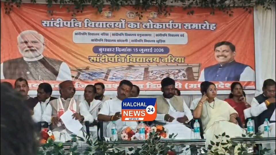 ₹37 करोड़ के संदीपनि विद्यालय की गुणवत्ता पर उठे सवाल, लोकार्पण के कुछ दिन बाद ही दीवारों में दरारें
मध्यप्रदेश के डिंडौरी जिले में लगभग 37 करोड़ रुपये की लागत से निर्मित संदीपनि विद्यालय, नरिया भवन की गुणवत्ता को लेकर विवाद खड़ा हो गया है। हाल ही में जिले की प्रभारी मंत्री प्रतिमा बागरी द्वारा लोकार्पित इस भवन में कुछ ही दिनों के भीतर कई स्थानों पर दरारें दिखाई देने लगी हैं। मामले ने निर्माण कार्य की गुणवत्ता और निगरानी व्यवस्था पर गंभीर सवाल खड़े कर दिए हैं।
स्थानीय स्तर पर आरोप लगाए जा रहे हैं कि भवन में आई दरारों को लोकार्पण से पहले पुट्टी और पुताई के माध्यम से छिपाने का प्रयास किया गया, ताकि निर्माण संबंधी खामियां सामने न आएं। हालांकि, इन आरोपों की आधिकारिक पुष्टि नहीं हुई है।
मामले को लेकर कांग्रेस विधायक ने निर्माण कार्य में अनियमितता और गुणवत्ता में कमी का आरोप लगाते हुए निष्पक्ष तकनीकी जांच की मांग की है। उनका कहना है कि करोड़ों रुपये की लागत से तैयार भवन में लोकार्पण के तुरंत बाद दरारें दिखाई देना गंभीर लापरवाही का संकेत है। उन्होंने दोषी अधिकारियों और संबंधित एजेंसी के विरुद्ध कड़ी कार्रवाई की मांग की है।
वहीं, जब इस संबंध में पीआईयू (प्रोजेक्ट इम्प्लीमेंटेशन यूनिट) के अधिकारियों से पक्ष जानने का प्रयास किया गया तो संबंधित अधिकारी ने अपना तबादला हो जाने का हवाला देते हुए टिप्पणी करने से परहेज किया।
अब सबसे बड़ा सवाल यह है कि करोड़ों रुपये की इस महत्वाकांक्षी परियोजना की गुणवत्ता की जिम्मेदारी किसकी है। यदि जांच में निर्माण में लापरवाही या अनियमितता सामने आती है, तो क्या दोषियों के विरुद्ध कार्रवाई होगी या मामला केवल जांच तक सीमित रह जाएगा। फिलहाल पूरे मामले पर प्रशासनिक जांच और संबंधित विभाग के आधिकारिक जवाब का इंतजार है।
#HALCHAL24NEWS #BreakingNews #Dindori #MadhyaPradesh #SandipaniSchool #ConstructionQuality #PIU #Infrastructure #Congress #PublicInterest #Accountability #CorruptionAllegation #TrendingNews #डिंडौरी #संदीपनि_विद्यालय #37करोड़ #निर्माण_गुणवत्ता #जांच_की_मांग #भ्रष्टाचार_आरोप #मध्यप्रदेश #ब्रेकिंग_न्यूज #वायरल_न्यूज #HALCHAL24NEWS
#breakingnews #madhyapradesh #mpnews #dindori #dindorinews #viralnews #halchal24news #viralvideo #highlights Part 8