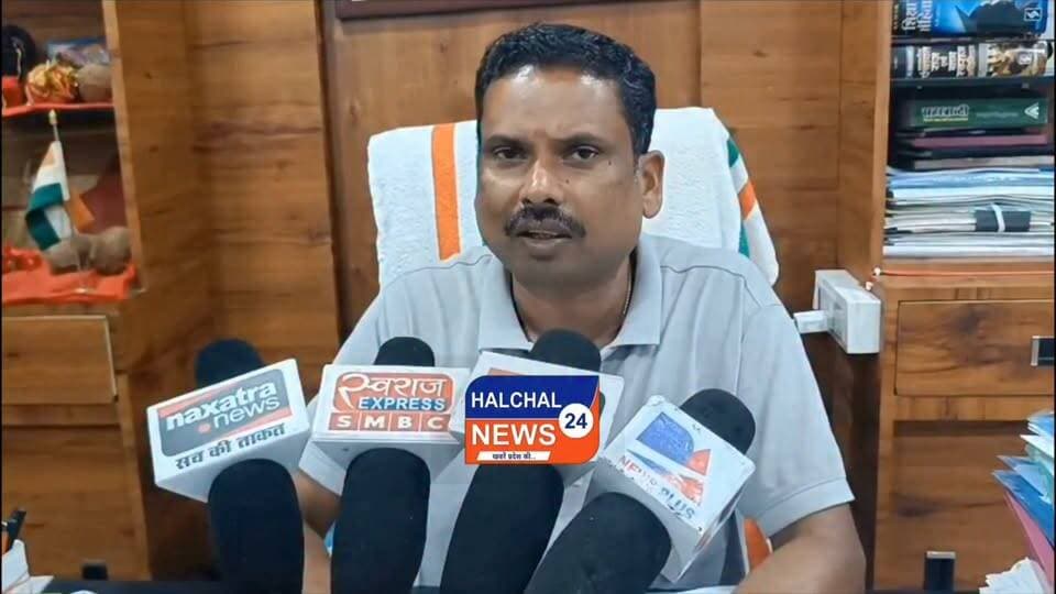 ₹37 करोड़ के संदीपनि विद्यालय की गुणवत्ता पर उठे सवाल, लोकार्पण के कुछ दिन बाद ही दीवारों में दरारें
मध्यप्रदेश के डिंडौरी जिले में लगभग 37 करोड़ रुपये की लागत से निर्मित संदीपनि विद्यालय, नरिया भवन की गुणवत्ता को लेकर विवाद खड़ा हो गया है। हाल ही में जिले की प्रभारी मंत्री प्रतिमा बागरी द्वारा लोकार्पित इस भवन में कुछ ही दिनों के भीतर कई स्थानों पर दरारें दिखाई देने लगी हैं। मामले ने निर्माण कार्य की गुणवत्ता और निगरानी व्यवस्था पर गंभीर सवाल खड़े कर दिए हैं।
स्थानीय स्तर पर आरोप लगाए जा रहे हैं कि भवन में आई दरारों को लोकार्पण से पहले पुट्टी और पुताई के माध्यम से छिपाने का प्रयास किया गया, ताकि निर्माण संबंधी खामियां सामने न आएं। हालांकि, इन आरोपों की आधिकारिक पुष्टि नहीं हुई है।
मामले को लेकर कांग्रेस विधायक ने निर्माण कार्य में अनियमितता और गुणवत्ता में कमी का आरोप लगाते हुए निष्पक्ष तकनीकी जांच की मांग की है। उनका कहना है कि करोड़ों रुपये की लागत से तैयार भवन में लोकार्पण के तुरंत बाद दरारें दिखाई देना गंभीर लापरवाही का संकेत है। उन्होंने दोषी अधिकारियों और संबंधित एजेंसी के विरुद्ध कड़ी कार्रवाई की मांग की है।
वहीं, जब इस संबंध में पीआईयू (प्रोजेक्ट इम्प्लीमेंटेशन यूनिट) के अधिकारियों से पक्ष जानने का प्रयास किया गया तो संबंधित अधिकारी ने अपना तबादला हो जाने का हवाला देते हुए टिप्पणी करने से परहेज किया।
अब सबसे बड़ा सवाल यह है कि करोड़ों रुपये की इस महत्वाकांक्षी परियोजना की गुणवत्ता की जिम्मेदारी किसकी है। यदि जांच में निर्माण में लापरवाही या अनियमितता सामने आती है, तो क्या दोषियों के विरुद्ध कार्रवाई होगी या मामला केवल जांच तक सीमित रह जाएगा। फिलहाल पूरे मामले पर प्रशासनिक जांच और संबंधित विभाग के आधिकारिक जवाब का इंतजार है।
#HALCHAL24NEWS #BreakingNews #Dindori #MadhyaPradesh #SandipaniSchool #ConstructionQuality #PIU #Infrastructure #Congress #PublicInterest #Accountability #CorruptionAllegation #TrendingNews #डिंडौरी #संदीपनि_विद्यालय #37करोड़ #निर्माण_गुणवत्ता #जांच_की_मांग #भ्रष्टाचार_आरोप #मध्यप्रदेश #ब्रेकिंग_न्यूज #वायरल_न्यूज #HALCHAL24NEWS
#breakingnews #madhyapradesh #mpnews #dindori #dindorinews #viralnews #halchal24news #viralvideo #highlights Part 7