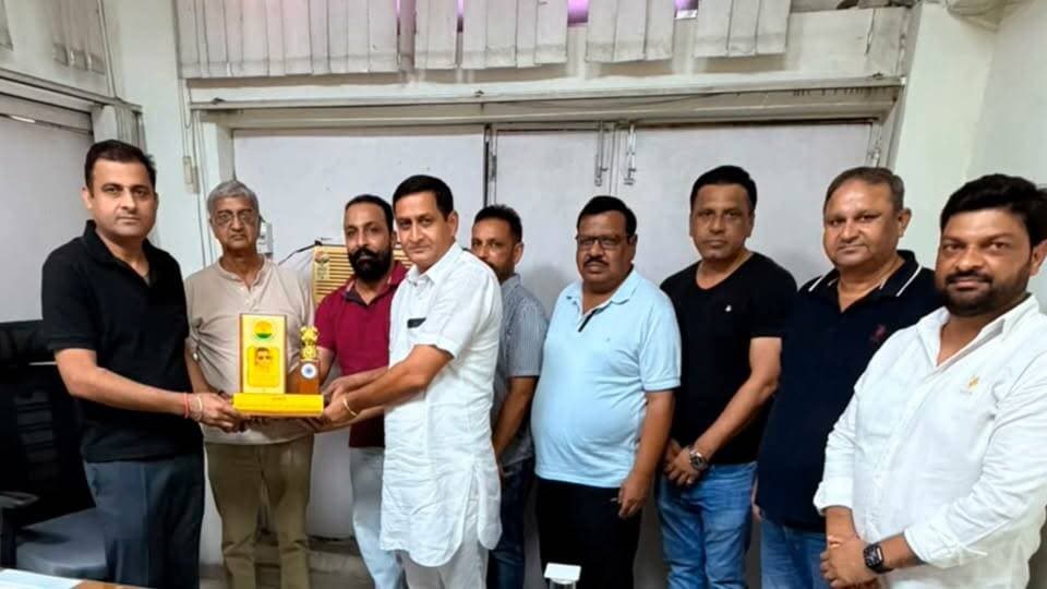 यमुनानगर अनाज मंडी आढ़ती एसोसिएशन ने डीएसपी कंवलजीत सिंह को किया सम्मानित, उत्कृष्ट सेवाओं के लिए जताया आभार।
#Yamunanagar #DSPKanwaljeetSingh #PoliceHonour #GrainMarket #ArhtiyaAssociation #CommunitySupport #BetterPolicing #TrafficManagement #PublicService #HaryanaNews #YamunanagarNews #PoliceRecognition #LawAndOrder #LocalNews #IndiaNews