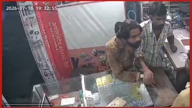 रुद्रपुर में दबंगई का LIVE VIDEO, दक्ष चौराहे के पास मोबाइल की दुकान में घुसे दो दबंग, दुकानदार के साथ की जमकर मारपीट, बीच बाजार हुई गुंडई का वीडियो चर्चा में। #Rudrapur #BreakingNews #Uttarakhand #Rudrapur #Uttarakhand #BreakingNews #Crime #Assault #ViralVideo #MobileShop #Dabanggai #CCTV #Police #UdhamSinghNagar #NewsUpdate #HindiNews #LocalNews