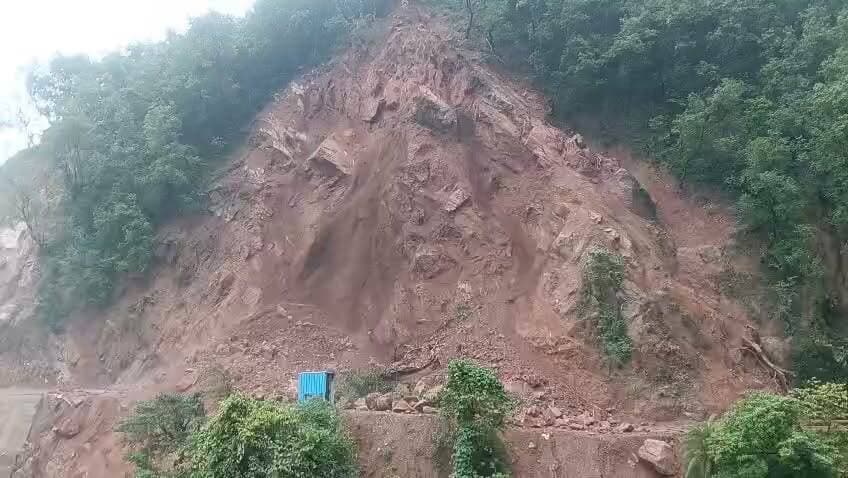 चंबा में भारी भूस्खलन!
पनियालें वाली काली माता मंदिर के पास हुए भारी लैंडस्लाइड से लाहड़ू–सिहुंता मार्ग पूरी तरह बंद हो गया है। मलबा सड़क पर आने से यातायात ठप है। द्रम्मन जाने वाले यात्री फिलहाल दादरियाड़ा–सिहुंता वैकल्पिक मार्ग का उपयोग करें। लोक निर्माण विभाग की टीम सड़क बहाल करने में जुटी है। यात्रा के दौरान सावधानी बरतें। ⚠️
#Chamba #Landslide #Bhatiyat #HimachalPradesh #RoadClosed #BreakingNews #MonsoonAlert #StaySafe #NStarNewsIndia #HimachalNews