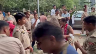 सोनम वांगचुक के नाम पर नोएडा में सियासी घमासान!
कैंडल मार्च की तैयारी कर रहे सपा कार्यकर्ताओं को पुलिस ने पहले ही रोक लिया। नोएडा स्टेडियम में भारी पुलिस बल तैनात रहा और कई कार्यकर्ताओं को हिरासत में लिया गया।
#Noida #UPPolitics @noidapolice @dmgbnagar https://t.co/EsJSIGE5uu