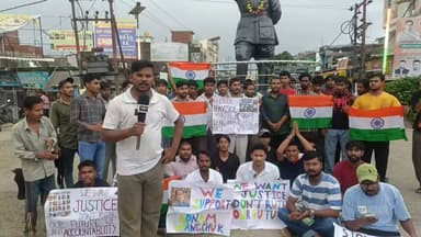 शक्तिफार्म के सुभाष चोक पर पहुंच गया कॉकरोच जनता पार्टी का आंदोलन, छात्रों ने मार्केट और गली -गली रैली निकाल कर विरोध प्रदर्शन दर्ज किया और केंद्रीय शिक्षा मंत्री के इस्तीफे की मांग की देखिए पूरी खबर .....
#cockrojjantaparty #dharmendrapradhan #educationministor #saktifarm #uttrakhand #sitarganj
#saurabhbahuguna #sureshgangwar #bjp #congress
#jantarmantarnews #viral #followers