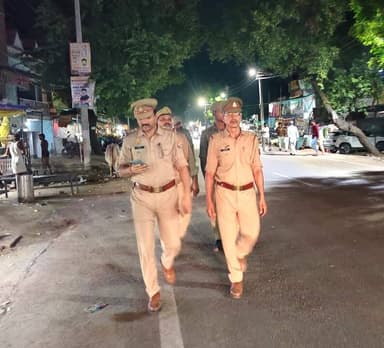 पुलिस अधीक्षक महोबा श्री शशांक सिंह के निर्देशन में जनपद में शान्ति/सुरक्षा एवं कानून व्यवस्था को सुदृढ़ बनाये रखने हेतु थाना कबरई पुलिस टीम द्वारा थाना क्षेत्रान्तर्गत प्रमुख कस्बा/बाजार व मिश्रित आबादी वाले स्थानों पर पैदल गस्त किया गया तथा संदिग्ध व्यक्तियों/वाहनों के प्रति सघन चेकिंग अभियान चलाया गया व आमजन से संवाद कर सुरक्षा के प्रति आश्वस्त किया गया।
#Footpatrolling #UPPolice