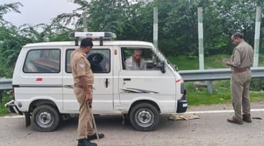 🚨 महोबा पुलिस द्वारा सघन चेकिंग अभियान 🚨
🔸पुलिस अधीक्षक महोबा श्री शशांक सिंह के निर्देशन में थाना खरेला पुलिस द्वारा संदिग्ध व्यक्तियों एवं वाहनों की सघन चेकिंग हेतु विशेष अभियान चलाया गया।
🔸प्रमुख चौराहों एवं संवेदनशील स्थानों पर व्यापक स्तर पर चेकिंग की गई।
🔸संदिग्ध व्यक्तियों से पूछताछ कर वाहनों के दस्तावेजों का गहन सत्यापन किया गया।
🔸नियमों का उल्लंघन करने वालों के विरुद्ध सख्त विधिक कार्रवाई की गई।
🔸जनपद में शांति, सुरक्षा एवं कानून व्यवस्था बनाए रखने हेतु पुलिस पूरी तरह सतर्क एवं प्रतिबद्ध है।
#UPPolice #MahobaPolice #SafetyFirst