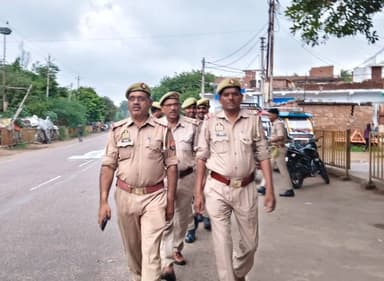 पुलिस अधीक्षक महोबा श्री शशांक सिंह के निर्देशन में जनपद में शान्ति/सुरक्षा एवं कानून व्यवस्था को सुदृढ़ बनाये रखने हेतु थाना महोबकंठ पुलिस टीम द्वारा थाना क्षेत्रान्तर्गत प्रमुख कस्बा/बाजार व मिश्रित आबादी वाले स्थानों पर पैदल गस्त किया गया तथा संदिग्ध व्यक्तियों/वाहनों के प्रति सघन चेकिंग अभियान चलाया गया व आमजन से संवाद कर सुरक्षा के प्रति आश्वस्त किया गया।
#Footpatrolling #UPPolice