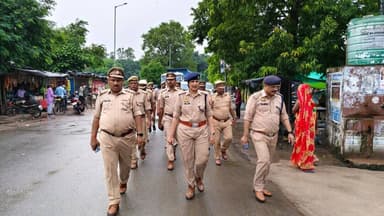 🔸पुलिस अधीक्षक महोबा श्री शशांक सिंह के निर्देशन में अपर पुलिस अधीक्षक महोबा श्रीमती वंदना सिंह द्वारा क्षेत्राधिकारी चरखारी श्री दीपक दुबे के साथ थाना चरखारी क्षेत्र में पुलिस बल के साथ सघन पैदल गश्त कर कानून एवं शांति व्यवस्था का जायजा लिया गया।
🔸गश्त के दौरान प्रमुख मार्गों, कस्बों, बाजारों एवं मिश्रित आबादी वाले संवेदनशील स्थलों पर भ्रमण कर सुरक्षा व्यवस्थाओं का सूक्ष्म निरीक्षण किया गया। साथ ही संदिग्ध व्यक्तियों/वाहनों पर सतर्क निगरानी रखते हुए आवश्यक चेकिंग एवं वैधानिक कार्यवाही सुनिश्चित की गई।
🔸इस दौरान उपस्थित पुलिस बल को निरंतर सतर्कता बनाए रखने, प्रभावी गश्त करने एवं आमजन में सुरक्षा का विश्वास सुदृढ़ करने हेतु आवश्यक दिशा-निर्देश दिए गए।
#UPPolice #MahobaPolice