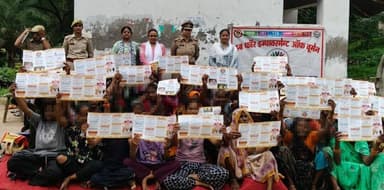 🔸मिशन शक्ति फेज-5.0 के अंतर्गत महिला थाना की मिशन शक्ति टीम द्वारा थानाक्षेत्र में “बहू–बेटी सम्मेलन” का आयोजन किया गया। कार्यक्रम में महिलाओं, बहुओं, बालिकाओं, छात्राओं, आंगनबाड़ी/आशा कार्यकर्त्रियों एवं स्थानीय नागरिकों ने उत्साहपूर्वक सहभागिता की।
🔸सम्मेलन में नारी सुरक्षा, सम्मान व स्वावलंबन, महिला अधिकारों, घरेलू हिंसा, दहेज, बाल विवाह निषेध, साइबर सुरक्षा एवं विभिन्न जनकल्याणकारी योजनाओं के संबंध में विस्तार से जागरूक किया गया। साथ ही 112, 1090, 181, 1098, 1930 आदि हेल्पलाइन नंबरों की जानकारी दी गई।
🔸महिलाओं/बालिकाओं को किसी भी प्रकार की समस्या होने पर बिना झिझक पुलिस से संपर्क करने हेतु प्रेरित किया गया।
@wpl1090
#MissionShakti #MahobaPolice #WomenSafety
