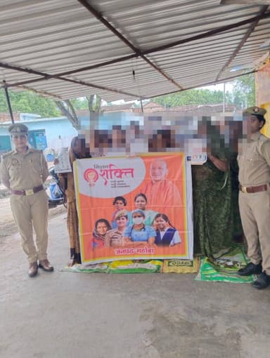 🔸मिशन शक्ति फेज-5.0 के अंतर्गत थाना कोतवाली नगर की मिशन शक्ति टीम द्वारा थानाक्षेत्र में “बहू–बेटी सम्मेलन” का आयोजन किया गया। कार्यक्रम में महिलाओं, बहुओं, बालिकाओं, छात्राओं, आंगनबाड़ी/आशा कार्यकर्त्रियों एवं स्थानीय नागरिकों ने उत्साहपूर्वक सहभागिता की।
🔸सम्मेलन में नारी सुरक्षा, सम्मान व स्वावलंबन, महिला अधिकारों, घरेलू हिंसा, दहेज, बाल विवाह निषेध, साइबर सुरक्षा एवं विभिन्न जनकल्याणकारी योजनाओं के संबंध में विस्तार से जागरूक किया गया। साथ ही 112, 1090, 181, 1098, 1930 आदि हेल्पलाइन नंबरों की जानकारी दी गई।
🔸महिलाओं/बालिकाओं को किसी भी प्रकार की समस्या होने पर बिना झिझक पुलिस से संपर्क करने हेतु प्रेरित किया गया।
@wpl1090
#MissionShakti #MahobaPolice #WomenSafety