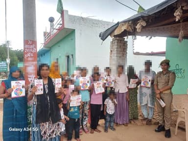 🔸मिशन शक्ति फेज-5.0 के अंतर्गत थाना अजनर की मिशन शक्ति टीम द्वारा ग्राम नागाराडांग में “बहू–बेटी सम्मेलन” का आयोजन किया गया। कार्यक्रम में महिलाओं, बहुओं, बालिकाओं, छात्राओं, आंगनबाड़ी/आशा कार्यकर्त्रियों एवं स्थानीय नागरिकों ने उत्साहपूर्वक सहभागिता की।
🔸सम्मेलन में नारी सुरक्षा, सम्मान व स्वावलंबन, महिला अधिकारों, घरेलू हिंसा, दहेज, बाल विवाह निषेध, साइबर सुरक्षा एवं विभिन्न जनकल्याणकारी योजनाओं के संबंध में विस्तार से जागरूक किया गया। साथ ही 112, 1090, 181, 1098, 1930 आदि हेल्पलाइन नंबरों की जानकारी दी गई।
🔸महिलाओं/बालिकाओं को किसी भी प्रकार की समस्या होने पर बिना झिझक पुलिस से संपर्क करने हेतु प्रेरित किया गया।
@wpl1090
#MissionShakti #MahobaPolice #WomenSafety
