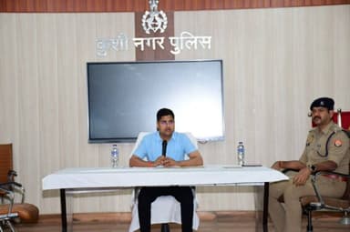 पुलिस अधीक्षक कुशीनगर श्री केशव कुमार द्वारा पुलिस लाइन कुशीनगर में प्रशिक्षण कर रहे प्रशिक्षु आरक्षियो के साथ गोष्ठी कर उनका उत्साहवर्धन किया गया। #UPPolice https://t.co/5ozArf3iPH