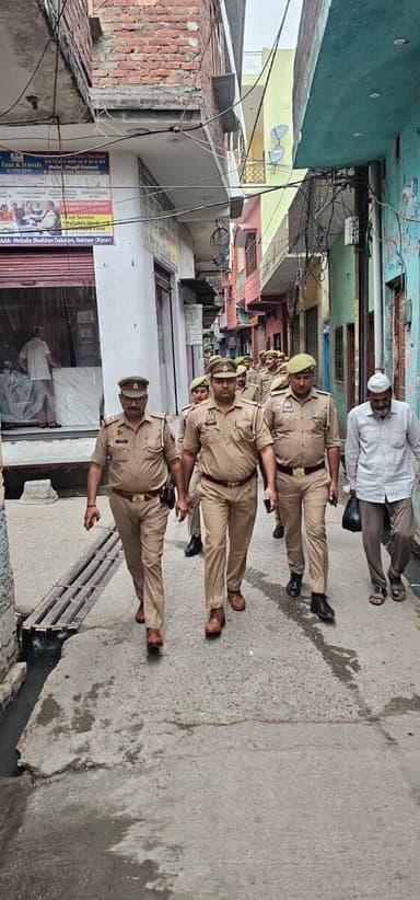 #BijnorPolice
थाना नहटौर पुलिस द्वारा थाना क्षेत्रान्तर्गत शांति एवं कानून व्यवस्था सुदृढ़ बनाए रखने तथा आमजन में सुरक्षा की भावना जागृत करने के उद्देश्य से मुख्य मार्गों एवं भीड़-भाड़ वाले क्षेत्रों में पैदल गश्त की गई।
#UPPolice https://t.co/KPP2kiuS7N