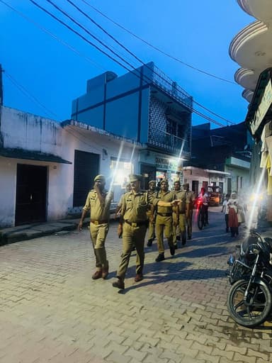 #BijnorPolice
थाना स्योहारा पुलिस द्वारा थाना क्षेत्रान्तर्गत शांति एवं कानून व्यवस्था सुदृढ़ बनाए रखने तथा आमजन में सुरक्षा की भावना जागृत करने के उद्देश्य से मुख्य मार्गों एवं भीड़-भाड़ वाले क्षेत्रों में पैदल गश्त की गई।
#UPPolice https://t.co/6CIVHC4fKC