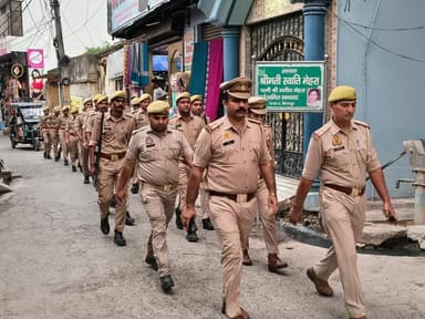 #BijnorPolice
थाना किरतपुर पुलिस द्वारा थाना क्षेत्रान्तर्गत शांति एवं कानून व्यवस्था सुदृढ़ बनाए रखने तथा आमजन में सुरक्षा की भावना जागृत करने के उद्देश्य से मुख्य मार्गों एवं भीड़-भाड़ वाले क्षेत्रों में पैदल गश्त की गई।
#UPPolice https://t.co/czFqQIEWF8