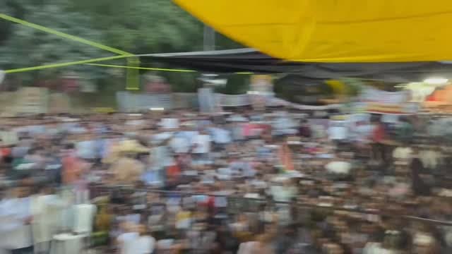 दिल्ली पुलिस द्वारा जंतर-मंतर से सोनम वांगचुक को जबरन हटाकर सफदरजंग अस्पताल ले जाने के बाद, प्रदर्शन स्थल पर भारी भीड़ उमड़ पड़ी है। समर्थकों और छात्रों ने शिक्षा मंत्री धर्मेंद्र प्रधान के इस्तीफे की मांग तेज कर दी है और 20 जुलाई को 'संसद मार्च' करने की अपनी योजना पर डटे हुए हैं। #sanchalnews #sanchalnewslive #cjp #sonamwngchuk #cjpprotest
