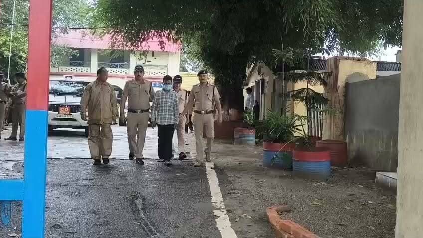 36 घंटे में केलाखेड़ा लूटकांड का खुलासा, बुजुर्ग महिला से 2 तोला सोने के कुंडल लूटने वाला आरोपी गिरफ्तार !
#UdhamSinghNagar #KelaKheda #OperationPrahar #UttarakhandPolice #SSPAjayGanpati #CrimeNews #BreakingNews #UttarakhandNews #PoliceAction #HindiNews