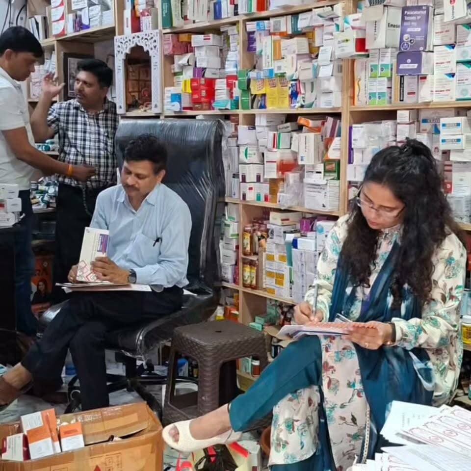 गोंडा में 1.13 करोड़ की नकली व नशीली दवाएं सीज
तीन दिन चली छापेमारी में तीन अवैध गोदामों का खुलासा
भारी मात्रा में ट्रामाडोल इंजेक्शन, कोडीन सिरप,
अल्प्राजोलम समेत लाखों की नशीली दवाएं बरामद
एक आरोपी शिवम कसौधन गिरफ्तार
मुख्य आरोपी अमन कसौधन फरार
गिरफ्तारी के लिए पुलिस की ताबड़तोड़ दबिश जारी
19 दवाओं के नमूने जांच के लिए लैब भेजे गए
बिना लाइसेंस संचालित हो रहे तीनों गोदाम सीज
एनडीपीएस एक्ट की धारा 8/21 के तहत एफआईआर दर्ज
प्रदेशभर में अवैध नशीली दवाओं के नेटवर्क पर बड़ी कार्रवाई
#Gonda #DrugBust #NDPSAct #FakeMedicines #BreakingNews