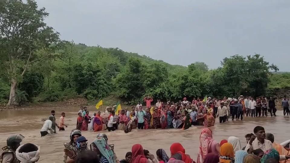 अंतिम क्षणो मे क्या हुआ था केन बेतवा लिंक परियोजना स्थल पर आंदोलन कर रहे .......?
आन्दोलन कारीओं व पुलिस बल के बीच घंटे भर चला संवाद ...?
अमित भटनागर बोले "न्याय दो या मार दो लेकिन हटेंगे नहीं"। आखिर मे टागं कर ले जाया गया । पुलिस बल के आला अधिकारी व एडीशनल एसपी आदित्य पटले अमित को समझा बुझाकर चेकप के लिए डाक्टर की निगरानी में अस्पताल ले जाया गया।
#BreakingNews #mpbreaking #MPNews #NewsUpdate #bundelkhand #chhatarpurnews