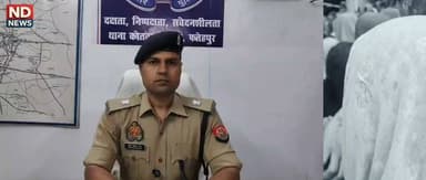 फतेहपुर में युवक की मौत पर उठे सवाल, पुलिस ने पोस्टमार्टम में आत्महत्या की पुष्टि की
सोशल मीडिया पर हत्या के आरोप, पुलिस बोली– फॉरेंसिक और पोस्टमार्टम में फांसी से मौत की पुष्टि
अमाव गांव प्रकरण में पुलिस जांच जारी, अफवाहों से बचने की अपील
✒️रिपोर्ट : पिंटू तिवारी/नाजिया परवीन
फतेहपुर (उत्तर प्रदेश)। खागा थाना क्षेत्र के अमाव गांव में 22 वर्षीय युवक समीर की मौत को लेकर सोशल मीडिया पर कई तरह के दावे किए जा रहे हैं। इस बीच पुलिस ने आधिकारिक प्रेस नोट जारी कर बताया है कि फॉरेंसिक जांच और पोस्टमार्टम रिपोर्ट के अनुसार प्रथम दृष्टया युवक की मृत्यु फांसी लगाने (Ante-Mortem Hanging) से हुई है। वहीं, परिजनों द्वारा हत्या की आशंका और अन्य आरोप भी लगाए गए हैं, जिनकी पुलिस नियमानुसार जांच कर रही है।
फतेहपुर। जनपद के खागा थाना क्षेत्र अंतर्गत ग्राम अमाव में युवक समीर पुत्र शमशूल की मौत का मामला चर्चा का विषय बना हुआ है। 18 जुलाई 2026 की सुबह लगभग 3:30 बजे यूपी-112 पर कॉलर शाहिल द्वारा सूचना दी गई कि एक व्यक्ति ने फांसी लगाकर आत्महत्या कर ली है।
सूचना मिलते ही थाना खागा पुलिस एवं फॉरेंसिक टीम मौके पर पहुंची। घटनास्थल का बारीकी से निरीक्षण कर आवश्यक वैज्ञानिक साक्ष्य संकलित किए गए। मृतक की पहचान समीर पुत्र शमशूल, निवासी ग्राम अमाव, थाना खागा के रूप में हुई।
पुलिस के अनुसार, मृतक की पत्नी शबनम द्वारा दी गई सूचना के आधार पर पंचायतनामा भरकर शव को पोस्टमार्टम के लिए भेजा गया। पोस्टमार्टम रिपोर्ट में मृत्यु का कारण "एंटीमार्टम हैंगिंग (Ante-Mortem Hanging)" बताया गया है, जिससे प्रथम दृष्टया फांसी लगाकर आत्महत्या किए जाने की पुष्टि हुई है।
दूसरी ओर, सोशल मीडिया पर प्रसारित कुछ पोस्टों में मृतक की मौत को हत्या बताते हुए विभिन्न आरोप लगाए गए हैं। परिजनों ने भी शव पर चोट के निशान होने का दावा करते हुए निष्पक्ष जांच और कार्रवाई की मांग की है। पुलिस का कहना है कि मामले में प्राप्त सभी तथ्यों, साक्ष्यों और उपलब्ध जानकारी के आधार पर विधिक कार्रवाई जारी है।
अपर पुलिस अधीक्षक श्री ज्ञान प्रकाश राय ने भी स्पष्ट किया है कि फॉरेंसिक साक्ष्यों और पोस्टमार्टम रिपोर्ट के आधार पर आगे की जांच की जा रही है तथा किसी भी पहलू को नजरअंदाज नहीं किया जाएगा।
> महत्वपूर्ण अस्वीकरण: सोशल मीडिया पर प्रसारित हत्या और अन्य आरोपों की स्वतंत्र पुष्टि नहीं हुई है। पुलिस की आधिकारिक जानकारी के अनुसार पोस्टमार्टम में मृत्यु का कारण फांसी पाया गया है। अंतिम निष्कर्ष विवेचना और उपलब्ध साक्ष्यों के आधार पर ही तय होगा।
संवेदनशील मामलों में आधिकारिक जांच पूरी होने से पहले किसी निष्कर्ष पर पहुंचना उचित नहीं होता। पुलिस, फॉरेंसिक रिपोर्ट और अन्य साक्ष्यों के आधार पर जांच आगे बढ़ा रही है। यदि जांच में कोई नया तथ्य सामने आता है तो उसके अनुरूप विधिक कार्रवाई की जाएगी।
🟥 एनडी न्यूज़ एवं दैनिक निष्पक्ष धारा जनसामान्य से अपील करता है कि इस संवेदनशील मामले में किसी भी प्रकार की अपुष्ट या भ्रामक जानकारी सोशल मीडिया पर साझा न करें। यदि किसी व्यक्ति के पास घटना से संबंधित कोई तथ्य, वीडियो या साक्ष्य हो तो उसे सीधे पुलिस को उपलब्ध कराएं। पुलिस प्रशासन से अनुरोध है कि मामले की निष्पक्ष, पारदर्शी एवं समयबद्ध जांच कर सत्य को सामने लाया जाए और यदि किसी की भूमिका पाई जाती है तो उसके विरुद्ध कानून के अनुसार कठोर कार्रवाई सुनिश्चित की जाए।
मानसिक तनाव या पारिवारिक विवाद की स्थिति में समय रहते परामर्श और सहायता लें।
👇👇👇
#NDNews #दैनिकनिष्पक्षधारा #Fatehpur #Khaga #Amaw #UPPolice #CrimeNews #Investigation #Forensic #Justice #BreakingNews
👇👇
@dgpup
@RSSorg
@UPGovt
@wpl1090
@RSSgeet
@Uppolice
@MIB_India
@PMOIndia
@HMOIndia
@abmanglik
@VHPDigital
@igrangealld
@myogioffice
@InfoDeptUP
@dmfatehpur
@sdmsadarftp
@CMOfficeUP
@CMOUP_RC
@ChiefSecyUP
@ChiefSecyUP
@MahantYogiG
@FatehpurSdm
@fatehpurpolice
@BajrangDalOrg
@rashtrapatibhvn
@UPMahilaKalyan
@112UttarPradesh
@myogiadityanath
@CommissionerPrg
@ADGZonPrayagraj
👇👇
🟥 ND NEWS | दैनिक निष्पक्ष धारा
मुख्य संपादक / संस्थापक: राजन सिंह हाड़ा
सह-संपादक: शालिनी सिंह भदौरिया
📍 कार्यालय-3: U158, हीरा स्वीट्स के पास, विकास मार्ग, लक्ष्मी नगर, पूर्वी दिल्ली, पिन कोड – 110092 (NCR)
📍 कार्यालय-2: विधानसभा रोड, बर्लिंगटन चौराहा, लखनऊ (226001) (UP)
📍 कार्यालय-1: 1/1 अटल बिहारी चौराहा, नियर बर्मा चौराहा, फतेहपुर (212601) (UP)
📅 दिनांक: 19 जुलाई 2026
📆 दिन: रविवार
📧 Email: ndnewschannel@gmail.com
📞 मोबाइल: 9696119696