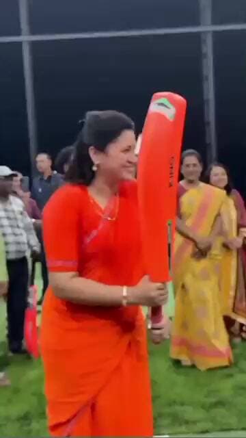 अमरावती जिल्ह्याच्या माजी खासदार, भाजप नेत्या नवनीत राणा क्रिकेट खेळताना...