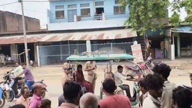 गौहनिया बाजार ओम श्री नमः कलेक्शन में से साड़ी और कुछ सामान चुराकर भाग रही महिला दुकानदार के हत्थे चढ़ी, पुलिस को सौंपा।।
#prayagrajnews #prayagrajpolice