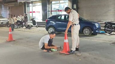 फतेहाबाद ट्रैफिक पुलिस की सराहनीय पहल, सड़क सुरक्षा को लेकर बैरिकेड किए जा रहे और मजबूत
फतेहाबाद शहर में सड़क सुरक्षा व्यवस्था को और अधिक मजबूत बनाने के लिए ट्रैफिक पुलिस ने सराहनीय कदम उठाया है। शहर के विभिन्न मुख्य मार्गों पर सड़क के बीच लगाए गए बैरिकेड को अब परमानेंट किलों (फिक्सिंग सिस्टम) के माध्यम से मजबूती से स्थापित किया जा रहा है, ताकि बरसात के दौरान पानी के बहाव में इनके उखड़ने की संभावना समाप्त हो सके।
इस कार्य के दौरान ट्रैफिक इंचार्ज जय सिंह स्वयं मौके पर मौजूद रहे और पूरी प्रक्रिया की निगरानी की। उनके साथ ट्रैफिक पुलिस के अन्य कर्मचारी भी सक्रिय रूप से व्यवस्था को बेहतर बनाने में जुटे रहे।
ट्रैफिक पुलिस का कहना है कि इस पहल से बैरिकेड लंबे समय तक सुरक्षित और स्थिर रहेंगे, जिससे सड़क हादसों की आशंका कम होगी और वाहन चालकों को बेहतर यातायात व्यवस्था मिल सकेगी। स्थानीय लोगों ने भी ट्रैफिक पुलिस की इस जिम्मेदार और दूरदर्शी पहल की सराहना की है।
#पुलिस #फतेहाबाद