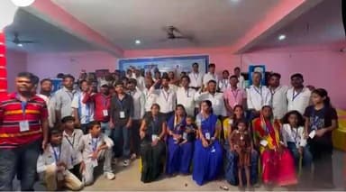 भूली में बामसेफ का जिला क्लस्टर अधिवेशन संपन्न, संविधान जागरूकता और राष्ट्रीयकरण के मुद्दों पर हुई चर्चा
धनबाद: भूली के कसियाटांड़ स्थित शांति वाटिका में रविवार को बामसेफ धनबाद जिला इकाई के तत्वावधान में जिला क्लस्टर अधिवेशन का आयोजन किया गया। कार्यक्रम में जिले के विभिन्न क्षेत्रों से आए सैकड़ों कार्यकर्ताओं और सदस्यों ने भाग लिया।
कार्यक्रम की शुरुआत पथ संचलन से हुई। इस दौरान कार्यकर्ताओं ने “एससी, एसटी, ओबीसी हम भारत के मूलनिवासी”, “मूलनिवासियों का नारा है, भारत देश हमारा है”, “आर्टिकल वन की क्या पहचान है, इंडिया-भारत एक समान” सहित कई नारे लगाए।
इसके बाद प्रथम सत्र आयोजित किया गया, जिसका विषय “राष्ट्रीयकरण का पैगाम – निजीकरण पर लगाम, अर्थात राष्ट्रीयकरण से लोकतांत्रिक राज्य समाजवाद की ओर” था। इस विषय पर वक्ताओं ने अपने विचार रखते हुए राष्ट्रीयकरण और निजीकरण से जुड़े विभिन्न पहलुओं पर चर्चा की।
द्वितीय सत्र में “मूलनिवासी बहुजन संगठनों की एकता के बुनियादी सिद्धांत” विषय पर विस्तृत विश्लेषण किया गया। कार्यक्रम की अध्यक्षता बामसेफ के राष्ट्रीय सचिव (नई दिल्ली) मूलनिवासी मनोज ने की।
अधिवेशन को मूलनिवासी दिलीप बाउरी, सुरेंद्र तुरी, राजेश दास, महेश नागवंशी, प्रमोद राम, समीर कुमार तथा शिव बच्चन दास सहित अन्य वक्ताओं ने संबोधित किया। वक्ताओं ने भारतीय संविधान के प्रति समाज में जागरूकता फैलाने की आवश्यकता पर विशेष बल दिया और संगठनात्मक एकता को मजबूत करने का आह्वान किया।
कार्यक्रम का समापन संगठन को मजबूत बनाने और संविधान के प्रति जन-जागरूकता बढ़ाने के संकल्प के साथ किया गया।