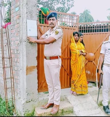 बहादुरपुर थाना कांड संख्या 517/25 धारा 109(1) BNS के प्राथमिकी अभियुक्त 01. दिलीप महतो पिता स्वo महेंद्र महतो 02. मुनचुन महतो पिता स्वo शनिचर महतो दोनों साo वाजितपुर थाना बहादुरपुर जिला दरभंगा के घर विधिवत इश्तिहार तामिला किया गया।
बहादुरपुर थाना द्वारा की गई कार्रवाई।
.
.
#BiharPolice #Darbhangapolice #HainTaiyaarHum Bihar Police Home Department, Govt. of Bihar Information & Public Relations Department, Government of Bihar Darbhanga Police मिथिला क्षेत्र पुलिस