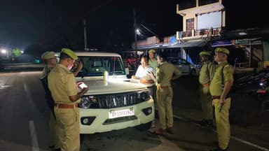 पुलिस अधीक्षक महोबा श्री शशांक सिंह के निर्देशन में जनपद में रात्रि जोनल चेकिंग अभियान चलाया गया।
🔸 क्षेत्राधिकारी कुलपहाड़ श्री अनुरुद्ध कुमार द्वारा विभिन्न प्वाइंटों पर ड्यूटीरत पुलिस बल एवं पीआरवी का निरीक्षण कर सतर्कता का जायजा लिया गया।
🔸 समस्त कर्मियों को कानून व्यवस्था सुदृढ़ बनाए रखने हेतु मुस्तैदी के साथ ड्यूटी करने के निर्देश दिए गए।
#UPPolice #MahobaPolice