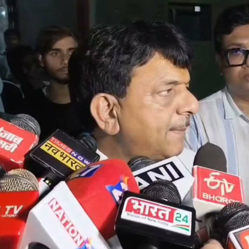 उत्तर प्रदेश के मुजफ्फरनगर जनपद (फुगाना थाना क्षेत्र के हबीबपुर गांव) में बारिश के कारण एक कच्चा मकान ढहने से पिता और उनके चार बच्चों समेत 5 लोगों की दर्दनाक मौत हो गई, जबकि दो बच्चियां गंभीर रूप से घायल हैं।
इस दर्दनाक हादसे के बाद घायलों का हाल जानने जिला अस्पताल पहुंचे यूपी सरकार के मंत्री कपिल देव अग्रवाल ने एक विवादित बयान दे दिया। मंत्री ने पक्के मकानों की सरकारी योजना पर बात करते हुए पीड़ित परिवार का उदाहरण दिया और कहा, "जनसंख्या बढ़ती जा रही है... अब इन्हीं के नौ बच्चे हैं, तो सरकार की भी सीमाएं हैं।" उन्होंने आगे कहा कि हालांकि सरकार सबको पक्का मकान देने का प्रयास कर रही है और प्रशासन को पीड़ित परिवार की हर संभव मदद करने के निर्देश दिए गए हैं, लेकिन इस तरह के हादसे कोई नई चर्चा का विषय नहीं हैं।
#Muzaffarnagar #UPNews #KapilDevAgarwal #HouseCollapse #Controversy #UttarPradesh