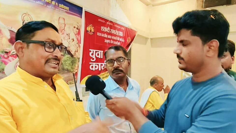 अखिल विश्व गायत्री परिवार, जनपद चंदौली के जिला समन्वयक श्री सत्यनारायण सिंह ने कहा कि गायत्री महामंत्र सनातन परंपरा का सार्वभौम मंत्र है......!
मान्यता है कि इसकी साधना से समस्त देवशक्तियों की उपासना का पुण्य प्राप्त होता है,यही कारण है कि ऋषि-मुनियों से लेकर अनेक संतों ने गायत्री साधना को आत्मिक उन्नति, चरित्र निर्माण और राष्ट्र निर्माण का सशक्त आधार माना है....!
उन्होंने कहा कि आज की युवा पीढ़ी को सही दिशा,श्रेष्ठ संस्कार और सकारात्मक प्रेरणा की आवश्यकता है,जब युवा अपने धर्म, संस्कृति, राष्ट्र और कर्तव्यों के प्रति जागरूक, स्वावलंबी, तेजस्वी और चरित्रवान बनेंगे.......!
तभी एक सशक्त समाज और समर्थ भारत का निर्माण होगा, गायत्री महामंत्र केवल जप का मंत्र नहीं, बल्कि मानव जीवन को प्रकाश, विवेक, सद्बुद्धि और आत्मबल प्रदान करने वाली दिव्य साधना है.....!
॥ ॐ भूर्भुवः स्वः तत्सवितुर्वरेण्यं
भर्गो देवस्य धीमहि
धियो यो नः प्रचोदयात् ॥
#GayatriMantra #SanatanDharma #Viral #GayatriParivar #Chandauli #Sakaldiha #चंदौली #सकलडीहा