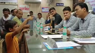 छोटा फरियादी... बड़े-बड़ों पर भारी, DM के सामने मासूम की बेबाकी ने मचा दिया तहलका
लखीमपुर खीरी: उत्तर प्रदेश के लखीमपुर खीरी में तहसील दिवस के दौरान एक ऐसा नज़ारा देखने को मिला जिसने हर किसी को हैरान कर दिया। आठवीं कक्षा का एक मासूम छात्र अपनी फरियाद लेकर सीधे जिलाधिकारी के सामने पहुंच गया। बच्चे ने बताया कि उसके चाचा-चाची ने उसके घर पर ताला लगा रखा है, जबकि उसकी मां लोगों के घरों में काम करके परिवार का पालन-पोषण करती हैं। अपने हक की लड़ाई लड़ने पहुंचे इस बच्चे ने बिना किसी डर के डीएम से घर का ताला खुलवाने की मांग कर दी।
बच्चे की बेबाकी उस समय और चर्चा का विषय बन गई जब जिलाधिकारी ने पुलिस से कहा कि "बच्चे का काम देख लो।" इस पर मासूम ने तुरंत जवाब दिया, "दिखवाइए नहीं साहब, सीधे कहिए कि ताला खुलवा दें।" इतना ही नहीं, उसने चुटीले अंदाज में यह भी कह दिया कि "आपका क्या, थोड़ा कमीशन मिल जाए तो काम हो जाएगा।" बच्चे की इस साफगोई और निडर अंदाज को सुनकर वहां मौजूद डीएम, सीडीओ, एसडीएम समेत सभी अधिकारी कुछ पल के लिए हैरान रह गए।
बच्चे की फरियाद को गंभीरता से लेते हुए जिलाधिकारी ने मौके पर मौजूद पुलिस अधिकारियों को तत्काल कार्रवाई कर घर का ताला खुलवाने और मामले का समाधान करने के निर्देश दिए। मासूम की हिम्मत और बेबाक अंदाज का यह वीडियो अब सोशल मीडिया पर तेजी से वायरल हो रहा है और लोग उसकी निडरता की जमकर तारीफ कर रहे हैं।
#BreakingNews #ViralNews #LakhimpurKheri #DM #TehsilDiwas #UPNews #DucNewsRajasthan