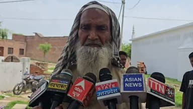 खाड़ी देश से लौटे युवक की संदिग्ध मौत, पत्नी और कथित प्रेमी पर हत्या का आरोप
दो महीने से कब्र के पास बैठा बुजुर्ग पिता मांग रहा बेटे के शव का पोस्टमार्टम
डीएम से लेकर मुख्यमंत्री तक लगाई गुहार, गांव वालों ने भी निष्पक्ष जांच की उठाई मांग
✒️रिपोर्ट नागेंद्र पांडये
फतेहपुर (उत्तर प्रदेश) जिले के बिंदकी क्षेत्र से एक बेहद संवेदनशील मामला सामने आया है। एक बुजुर्ग पिता ने आरोप लगाया है कि खाड़ी देश (सऊदी अरब) से कमाकर लौटे उसके बेटे की संदिग्ध परिस्थितियों में मौत हुई और बिना पोस्टमार्टम कराए उसका अंतिम संस्कार कर दिया गया। पिता ने अपनी बहू और उसके कथित प्रेमी पर हत्या का आरोप लगाते हुए जिलाधिकारी सहित उच्च अधिकारियों से कब्र से शव निकलवाकर पोस्टमार्टम कराने और निष्पक्ष जांच की मांग की है। फिलहाल इन आरोपों की आधिकारिक पुष्टि नहीं हुई है और मामले की जांच प्रशासनिक स्तर पर अपेक्षित है।
फतेहपुर। जनपद के बिंदकी तहसील क्षेत्र के जिगनी गांव में एक युवक की संदिग्ध मौत का मामला लगातार चर्चा का विषय बना हुआ है। मृतक के बुजुर्ग पिता मोहम्मद रमजान का आरोप है कि उनके पुत्र किफायत उल्ला, जो लगभग 18 वर्षों से सऊदी अरब में काम कर परिवार का पालन-पोषण कर रहे थे, उनकी हत्या पत्नी और उसके कथित प्रेमी ने मिलकर कर दी।
पीड़ित पिता के अनुसार, किफायत उल्ला 16 मई 2026 को चार वर्ष बाद सऊदी अरब से गांव लौटे थे। उनका आरोप है कि उन्होंने विदेश से भेजे गए लगभग 13 लाख रुपये का हिसाब पत्नी और बहनोई से मांगा था। इसी को लेकर परिवार में विवाद हुआ। आरोप है कि इसके कुछ दिनों बाद उनकी तबीयत अचानक बिगड़ गई और उन्हें कानपुर ले जाया गया, जहां उनकी मृत्यु हो गई।
बुजुर्ग पिता का कहना है कि 23 मई को शव गांव लाया गया, लेकिन बिना पोस्टमार्टम कराए जल्दबाजी में दफना दिया गया। उनका आरोप है कि गांव के कई लोगों ने पोस्टमार्टम कराने की बात कही थी, लेकिन ऐसा नहीं होने दिया गया।
पीड़ित पिता पिछले लगभग दो महीनों से अपने बेटे की कब्र के पास बैठकर प्रशासन से न्याय की गुहार लगा रहे हैं। उनका कहना है कि उन्होंने जिलाधिकारी, पुलिस प्रशासन, पुलिस महानिदेशक (DGP) और मुख्यमंत्री को भी प्रार्थना पत्र भेजकर कब्र से शव निकलवाकर पोस्टमार्टम कराने की मांग की है।
गांव के कुछ लोगों और पूर्व प्रधान ने भी निष्पक्ष जांच तथा आवश्यक होने पर शव का पोस्टमार्टम कराए जाने की मांग की है। उनका कहना है कि यदि मृत्यु स्वाभाविक थी तो वैज्ञानिक जांच से यह स्पष्ट हो जाएगा और यदि कोई अपराध हुआ है तो दोषियों के विरुद्ध कानूनी कार्रवाई संभव होगी।
मामले में संबंधित प्रशासनिक अधिकारियों की ओर से कैमरे पर कोई आधिकारिक प्रतिक्रिया सामने नहीं आई है। फिलहाल आरोपों की स्वतंत्र पुष्टि नहीं हुई है और जांच के बाद ही वास्तविक तथ्य स्पष्ट हो सकेंगे।
> महत्वपूर्ण अस्वीकरण: इस समाचार में लगाए गए हत्या, विष देने और अवैध संबंधों से जुड़े सभी आरोप शिकायतकर्ता एवं ग्रामीणों के दावों पर आधारित हैं। इनकी पुष्टि सक्षम न्यायालय या पुलिस जांच द्वारा अभी नहीं हुई है। अंतिम निष्कर्ष जांच एवं न्यायिक प्रक्रिया के बाद ही सामने आएगा।
संदिग्ध परिस्थितियों में हुई किसी भी मृत्यु के मामले में वैज्ञानिक जांच और कानूनी प्रक्रिया अत्यंत महत्वपूर्ण होती है। यदि परिजन मृत्यु पर गंभीर संदेह व्यक्त करते हैं, तो संबंधित प्राधिकारियों द्वारा तथ्यों के आधार पर उचित कानूनी निर्णय लिया जाना न्याय व्यवस्था की मूल आवश्यकता है। अब पूरे मामले में प्रशासनिक कार्रवाई और जांच के अगले चरण पर सभी की निगाहें टिकी हैं।
🟥 एनडी न्यूज़ एवं दैनिक निष्पक्ष धारा प्रशासन से अनुरोध करता है कि मामले की निष्पक्ष, पारदर्शी और समयबद्ध जांच सुनिश्चित की जाए। यदि शिकायत में प्रथम दृष्टया पर्याप्त आधार हों तो विधिक प्रक्रिया के अनुसार आवश्यक कार्रवाई कर सच्चाई सामने लाई जाए। समाज से भी अपील है कि बिना जांच किसी निष्कर्ष पर न पहुंचे और कानून पर विश्वास बनाए रखें।
👇👇👇
#NDNews #दैनिकनिष्पक्षधारा #Fatehpur #Bindki #Justice #SuspiciousDeath #UPPolice #CrimeNews #BreakingNews #Investigation #LawAndOrder
👇👇
@dgpup
@RSSorg
@UPGovt
@wpl1090
@RSSgeet
@Uppolice
@MIB_India
@PMOIndia
@HMOIndia
@abmanglik
@VHPDigital
@igrangealld
@myogioffice
@InfoDeptUP
@dmfatehpur
@sdmsadarftp
@CMOfficeUP
@CMOUP_RC
@ChiefSecyUP
@ChiefSecyUP
@MahantYogiG
@FatehpurSdm
@fatehpurpolice
@BajrangDalOrg
@rashtrapatibhvn
@UPMahilaKalyan
@112UttarPradesh
@myogiadityanath
@CommissionerPrg
@ADGZonPrayagraj
👇👇
🟥 NDNEWS | दैनिक निष्पक्ष धारा
मुख्य संपादक/संस्थापक:राजन सिंह हाड़ा
📞मोबाइल:9696119696