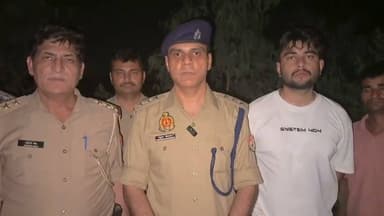 थाना इस्लामनगर पुलिस ने डकैती के मामले में वांछित 25 हजार रुपये के इनामी आरोपी को पुलिस मुठभेड़ के बाद गिरफ्तार किया। पुलिस के अनुसार आरोपी के कब्जे से तमंचा, कारतूस, घटना से संबंधित ₹11,220 नकद और वारदात में प्रयुक्त मोटरसाइकिल बरामद की गई। मुठभेड़ के दौरान एक पुलिसकर्मी और आरोपी दोनों घायल हुए, जिन्हें उपचार के लिए अस्पताल भेजा गया।
सीओ बिसौली अंशुमन श्रीवास्तव ने क्या बताया..
#जनमहिमान्यूज़ #Badaun #BadayunPolice #Islamnagar #PoliceEncounter #Encounter #डकैती #LootCase #CrimeNews #BreakingNews #UPPolice #UPNews #WantedCriminal #Operation #HindiNews #AkhileshKumarMishra #janmahimanews