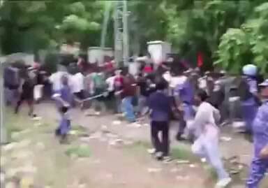 लाठियाँ सवालों को दबा सकती हैं, लेकिन युवाओं की आवाज़ को नहीं।
जो छात्र अपने भविष्य की बात कर रहे हैं, उन्हें सुना जाना चाहिए, डराया नहीं। लोकतंत्र की सबसे बड़ी ताकत संवाद है, दमन नहीं।
#StudentsProtest #JantarMantar #RightToProtest #Democracy #YouthVoice #India