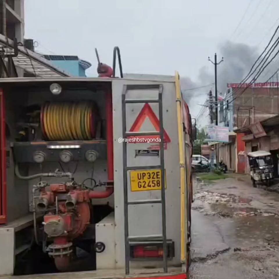 शहर के बीचो-बीच करबला रोड पर लगी आग
गुरुनानक स्वीट वाले ओमी कैटर्स के घर लगी आग
दो मंजिला बिल्डिंग में आग लगने से हड़कंप
आग लगने के कारणों का अभी पता नहीं
सूचना पर पहुंची फायर ब्रिगेड ने संभाला मोर्चा
मौके फायर ब्रिगेड की जवान रेसक्यू में जुटे #gonda #firebriged #mahrajganj #gondapolice