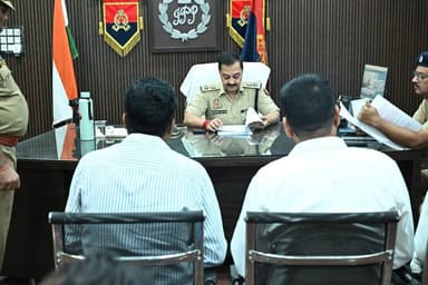 #SPLalitpur @IPS श्री संजीव कुमार बाजपेई द्वारा पुलिस अधीक्षक कार्यालय में #जनसुनवाई की गई।
➡️जनसुनवाई के दौरान फरियादियों की शिकायतों/समस्याओं को गंभीरता से सुना गया तथा उनके त्वरित एवं गुणवत्तापूर्ण निस्तारण करने हेतु सम्बन्धित को आवश्यक निर्देश दिए गए। https://t.co/JDy6QiJQUU