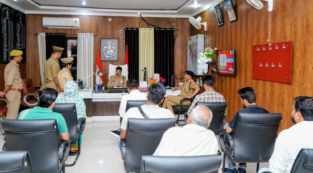 #सुनवाई_समाधान_संतुष्टि
⏭️SSP इटावा @BrijeshS_211 द्वारा जनसुनवाई में आये फरियादियों की सुनी गई समस्याएं, जनसुनवाई के दौरान प्राप्त प्रार्थना पत्र (शिकायतों) पर प्रभावी कार्यवाही हेतु सम्बन्धित को निर्देशित किया गया ।
@homeupgov
@Uppolice
@dgpup
@adgzonekanpur
@igrangekanpur https://t.co/RKSgvZ9Pyh