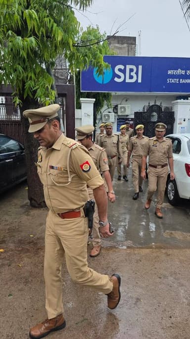 #Etawahpolice
⏭️वरिष्ठ पुलिस अधीक्षक इटावा @BrijeshS_211 के निर्देशन में जनपद के समस्त थाना प्रभारी/थानाध्यक्ष व चौकी प्रभारियों द्वारा थाना क्षेत्रान्तर्गत बैंकों/वित्तीय संस्थानों का किया गया निरीक्षण ।
@homeupgov
@Uppolice
@dgpup
@adgzonekanpur
@igrangekanpur https://t.co/IH3NmtFI0Y