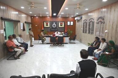 #SSP_अयोध्या द्वारा वरिष्ठ पुलिस अधीक्षक कार्यालय में जनता की समस्याओं को सुनकर यथा संभव मौके पर ही निस्तारित किया गया व शेष शिकायतों के त्वरित एवं गुणवत्ता पूर्ण निस्तारण सुनिश्चित करने हेतु संबंधित को निर्देशित किया जा रहा है। #UPPolice #ayodhyapolice https://t.co/Vaeto9HnEl