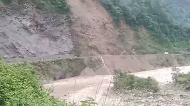 🚨 केदारनाथ हाईवे बांसबाड़ा में भूस्खलन, राष्ट्रीय राजमार्ग बंद
लगातार हो रही बारिश के बीच रुद्रप्रयाग जिले के बांसबाड़ा क्षेत्र में पहाड़ी से भारी मात्रा में मलबा और बोल्डर गिरने से केदारनाथ हाईवे (राष्ट्रीय राजमार्ग) बाधित हो गया है।
🔹 हाईवे बंद होने से दोनों ओर वाहनों की लंबी कतारें लग गई हैं।
🔹 प्रशासन, पुलिस और संबंधित कार्यदायी संस्था की टीमें मौके पर मौजूद हैं।
🔹 जेसीबी मशीनों की मदद से मलबा हटाकर मार्ग खोलने का कार्य युद्धस्तर पर जारी है।
⚠️ यात्रियों से अपील:
✅ सड़क खुलने की आधिकारिक सूचना के बाद ही यात्रा करें।
✅ बारिश के दौरान पहाड़ी क्षेत्रों में अनावश्यक यात्रा से बचें।
✅ प्रशासन और मौसम विभाग की एडवाइजरी का पालन करें।
लगातार बारिश के चलते भूस्खलन का खतरा बना हुआ है। प्रशासन स्थिति पर लगातार नजर बनाए हुए है।
#KedarnathHighway #KedarnathYatra #Rudraprayag #Bansbada #Landslide #Uttarakhand #Monsoon #TravelAlert #WeatherUpdate