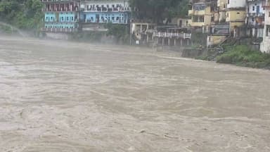 🚨 रुद्रप्रयाग में बारिश का कहर, हाई अलर्ट पर प्रशासन🌧️
जनपद में बीती रात से लगातार हो रही मूसलाधार बारिश के बीच अलकनंदा और मंदाकिनी नदियां उफान पर बह रही हैं।
🔹 बेलनी क्षेत्र में अलकनंदा किनारे स्थापित भगवान शिव की प्रतिमा पूरी तरह जलमग्न हो गई है।
🔹 अलकनंदा नदी का जलस्तर चेतावनी स्तर के बेहद करीबपहुंच चुका है।
🔹 जिला प्रशासन, पुलिस और आपदा प्रबंधन की टीमें लगातार हालात पर नजर बनाए हुए हैं।
🔹 संवेदनशील क्षेत्रों में सतर्कता बढ़ा दी गई है और राहत-बचाव दल अलर्ट मोड पर हैं।
⚠️ प्रशासन की अपील:
• नदी-नालों के किनारे न जाएं।
• अनावश्यक यात्रा से बचें।
• मौसम विभाग और प्रशासन के निर्देशों का पालन करें।
• अफवाहों पर ध्यान न दें।
#Rudraprayag #Uttarakhand #RainAlert #Alaknanda #Mandakini #Monsoon #WeatherUpdate #disastermanagementagency