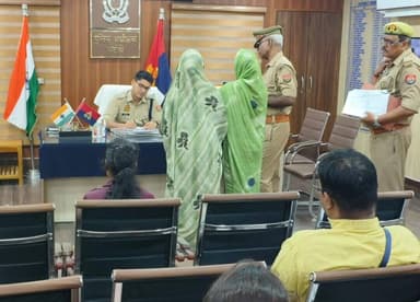 #SPbhadohi श्री अभिनव त्यागी द्वारा पुलिस अधीक्षक कार्यालय में जनसुनवाई कर आमजन की शिकायतों एवं समस्याओं को सुना गया। प्राप्त प्रार्थना पत्रों के त्वरित एवं गुणवत्तापूर्ण निस्तारण हेतु संबंधित को आवश्यक निर्देश दिए गए।
@Uppolice
@adgzonevaranasi
@digmirzapu https://t.co/Qmi9kEWTLD