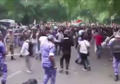 संसद मार्च पर बवाल! CJP प्रदर्शनकारियों पर पुलिस का लाठीचार्ज, जंतर-मंतर बना रणक्षेत्र
दिल्ली के जंतर-मंतर से संसद तक मार्च निकाल रहे CJP प्रदर्शनकारियों को पुलिस ने बीच रास्ते रोक दिया। जब प्रदर्शनकारी आगे बढ़ने लगे तो पुलिस ने लाठीचार्ज कर भीड़ को तितर-बितर किया।
पेपर लीक और बेरोजगारी को लेकर हुए इस प्रदर्शन में कई विपक्षी नेता भी शामिल हुए। पूरे इलाके में भारी सुरक्षा व्यवस्था और धारा 163 लागू थी।
🎥 पूरी घटना कैमरे में कैद!
👉 क्या पुलिस की कार्रवाई सही थी या प्रदर्शनकारियों के साथ ज्यादती हुई? अपनी राय कमेंट में जरूर बताइए।
#BreakingNews #Delhi #JantarMantar #CJP #ParliamentMarch #PoliceAction #LathiCharge #DarbhangaLiveNews