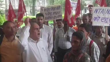 "पेपर लीक, शिक्षा व्यवस्था और छात्रों के भविष्य को लेकर सीपीआईएम सड़कों पर उतर आई। धर्मशाला में पोस्ट ऑफिस से डीसी कार्यालय तक रोष रैली निकाली गई और उपायुक्त कांगड़ा के माध्यम से भारत सरकार को ज्ञापन सौंपा गया। आखिर क्या हैं संगठन की प्रमुख मांगें? देखिए पूरी रिपोर्ट।"
#Hashtags:
#CPIM #PaperLeak #EducationSystem #SaveEducation #StudentsRights #Dharamshala #Kangra #HimachalNews #Protest #NTA #NEP #BreakingNews #EkNazarHimachalNews