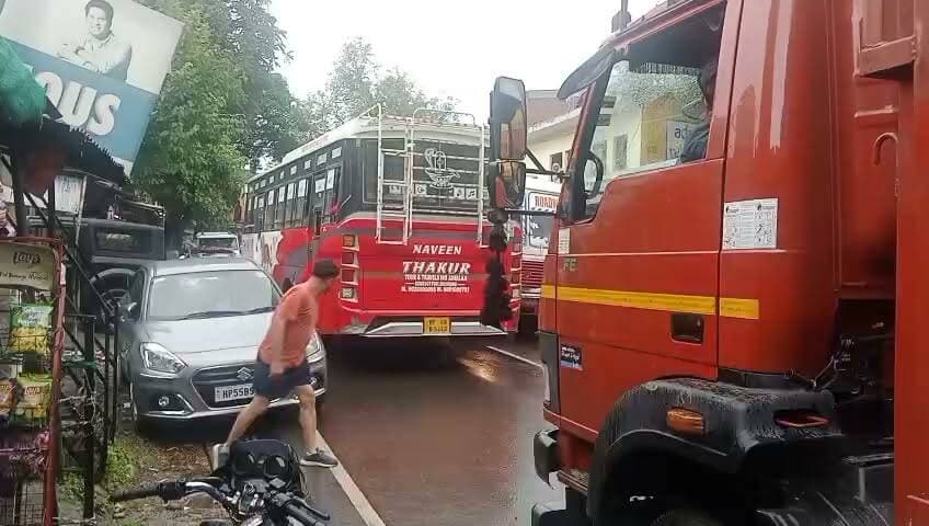 देहरा ।। News123 ।। अतुल वर्मा ।। ढलियारा में फिर लगा लंबा जाम, वाहन चालकों में बढ़ी नाराजगी। जाम खुलवाने को लेकर मौके पर बहस भी हुई। स्थानीय लोगों और राहगीरों का कहना है कि इस व्यस्त मार्ग पर रोजाना जाम की समस्या बनी रहती है। लोगों ने प्रशासन से मांग की है कि यातायात व्यवस्था सुचारु रखने के लिए यहां नियमित रूप से ट्रैफिक पुलिस का जवान तैनात किया जाए, ताकि यात्रियों को राहत मिल सके।
#ढलियारा #देहरा #यातायातपुलिस #TrafficJam #Kangra #HimachalPradesh #News123
