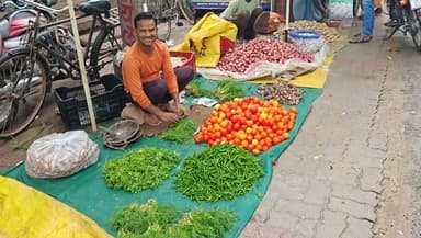 जलभराव से सब्जी मंडी बनी दलदल, सड़क पर दुकानें लगाने को मजबूर हुए सब्जी विक्रेता
.
#हरदोई: जनपद के बेनीगंज नगर में लगातार रुक-रुक कर हो रही बारिश ने नगर की व्यवस्थाओं की पोल खोल दी है। सोमवार को नगर के बस स्टॉप स्थित सब्जी बाजार में भारी जलभराव और कीचड़ होने के कारण सब्जी विक्रेताओं को अपनी दुकानें मुख्य सड़क पर लगाने के लिए मजबूर होना पड़ा। इससे जहां विक्रेताओं को परेशानी का सामना करना पड़ा, वहीं सड़क पर यातायात भी प्रभावित रहा।
सब्जी विक्रेताओं ने बताया कि बारिश के कारण बाजार स्थल पूरी तरह पानी से भर गया है। जगह-जगह दलदल और कीचड़ होने से ग्राहक बाजार के अंदर नहीं पहुंच पा रहे हैं। ऐसे में रोजी-रोटी चलाने के लिए उन्होंने अपनी दुकानें सड़क किनारे लगा लीं। उनका कहना है कि यदि ऐसा नहीं करते तो पूरे दिन की बिक्री प्रभावित होती और आर्थिक नुकसान उठाना पड़ता।
स्थानीय लोगों का कहना है कि बस स्टॉप स्थित सब्जी बाजार में हर वर्ष बरसात के दौरान जलभराव की समस्या उत्पन्न हो जाती है, लेकिन इसके स्थायी समाधान की दिशा में अब तक कोई ठोस कदम नहीं उठाया गया है। उचित जल निकासी व्यवस्था न होने के कारण थोड़ी सी बारिश में ही बाजार तालाब जैसा दिखाई देने लगता है।
सड़क पर दुकानें लगने से राहगीरों और वाहन चालकों को भी दिक्कतों का सामना करना पड़ा। लोगों ने नगर पंचायत से बाजार स्थल पर जल निकासी की समुचित व्यवस्था कराने, दलदल हटाने तथा सड़क पर अतिक्रमण जैसी स्थिति बनने से पहले स्थायी समाधान सुनिश्चित करने की मांग की है, ताकि बरसात के मौसम में व्यापारियों और आम नागरिकों को इस समस्या से राहत मिल सके।
#रिपोर्ट: पुनीत मिश्रा/बेनीगंज