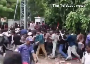दिल्ली में संसद मार्च के दौरान बवाल: पुलिस-प्रदर्शनकारियों में झड़प, लाठीचार्ज से अफरा-तफरी
.
#दिल्ली। राजधानी दिल्ली के जंतर-मंतर पर प्रदर्शन के दौरान उस समय तनावपूर्ण स्थिति बन गई जब CJP के बैनर तले प्रदर्शन कर रहे कार्यकर्ताओं और छात्रों ने संसद की ओर मार्च करने का प्रयास किया। पुलिस द्वारा रोके जाने पर प्रदर्शनकारियों और पुलिस के बीच धक्का-मुक्की हुई, जिसके बाद स्थिति बिगड़ने पर पुलिस ने बल प्रयोग किया। घटनास्थल पर अफरा-तफरी का माहौल बन गया।
प्राप्त जानकारी के अनुसार, प्रदर्शनकारी अपनी विभिन्न मांगों को लेकर जंतर-मंतर पर एकत्र हुए थे। बाद में उन्होंने संसद भवन की ओर कूच करने का प्रयास किया। सुरक्षा व्यवस्था के तहत पहले से लगाए गए बैरिकेड्स पर पुलिस ने उन्हें रोकने की कोशिश की और आगे बढ़ने से मना किया।
बताया जा रहा है कि कुछ प्रदर्शनकारियों ने बैरिकेड्स पार करने का प्रयास किया, जिसके बाद पुलिस और प्रदर्शनकारियों के बीच धक्का-मुक्की शुरू हो गई। हालात तनावपूर्ण होने पर पुलिस ने भीड़ को नियंत्रित करने के लिए लाठीचार्ज किया। इस दौरान कई प्रदर्शनकारी इधर-उधर भागते नजर आए। कुछ लोगों को हिरासत में लिए जाने की भी सूचना है।
घटना के बाद जंतर-मंतर और संसद मार्ग क्षेत्र में सुरक्षा व्यवस्था और कड़ी कर दी गई है। अतिरिक्त पुलिस बल और रैपिड एक्शन फोर्स (RAF) की तैनाती की गई है। फिलहाल स्थिति नियंत्रण में बताई जा रही है।
#TheTelecast